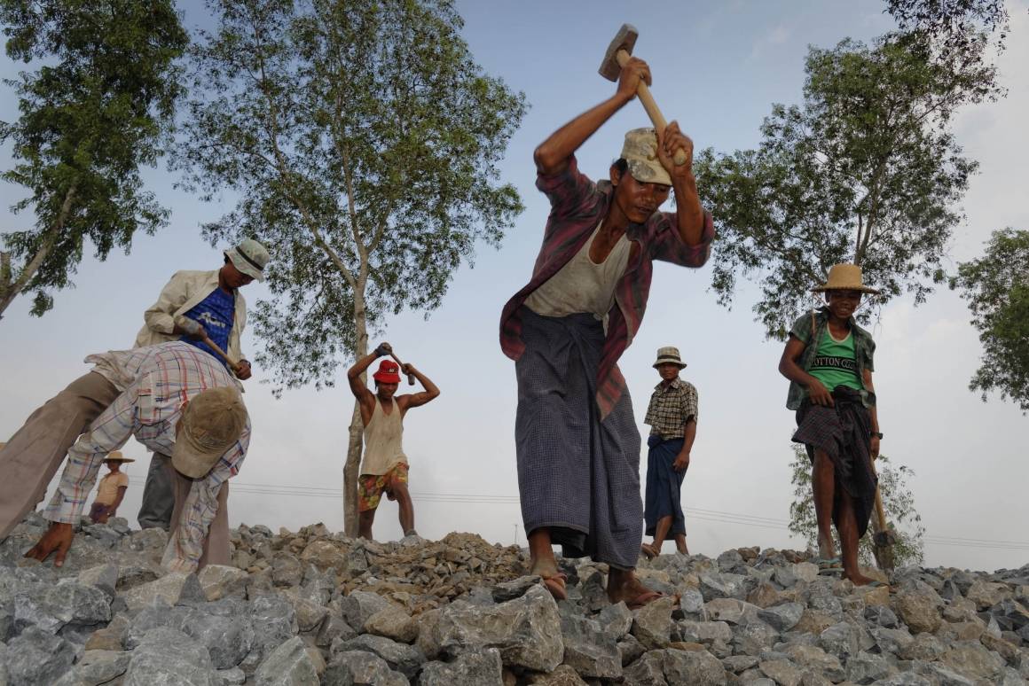 Arbeidere på en byggeplass hakker stein. Mawlamyaingyun-regionen. Rapport fra Myanmar, Mai 2013. Foto ILO/ Crozet,M